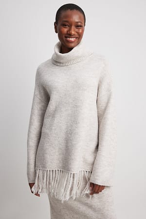 Light Beige Strikket sweater med rullekrave og frynser