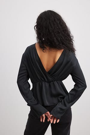 Black Blusa drapeada com decote em V nas costas