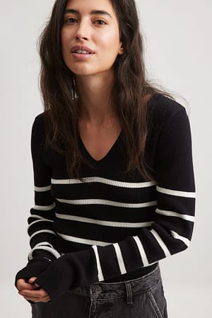 White/Black stripe Lichte geribde gebreide sweater met V-detail