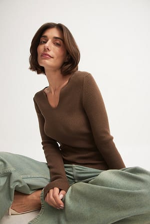 Brown Lichte geribde gebreide sweater met V-detail