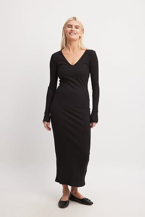 Black Prążkowana sukienka midi z dekoltem w serek