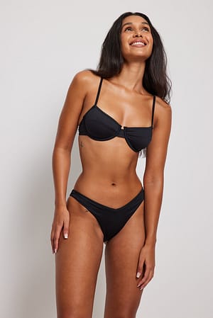 Black V-formet bikinitrusse med høj benudskæring