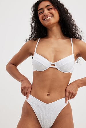 White V-formade bikinitrosor