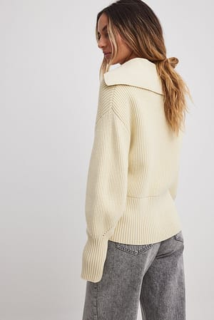 Cream Dzianinowy sweter z dekoltem w serek