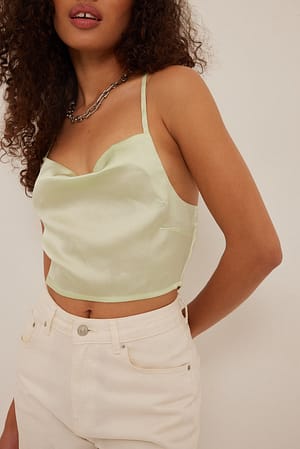 Green Recyceltes Satin-Unterhemd mit Wasserfallausschnitt