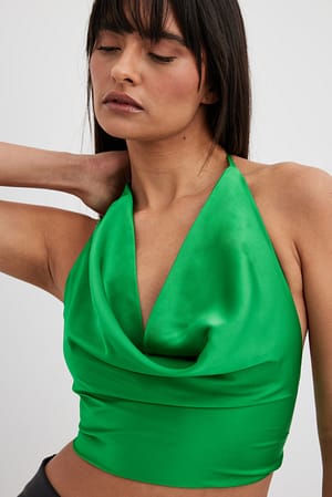 Green Openvallend hemdje met striksluiting aan de voorkant