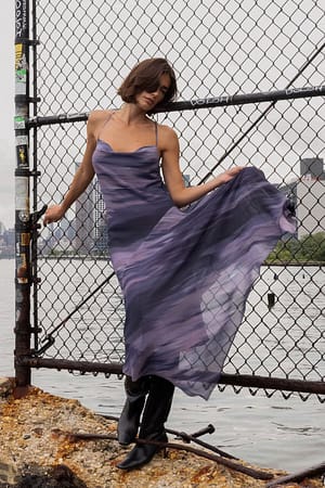 Print Midiklänning med vattenfallseffekt och sömdetalj