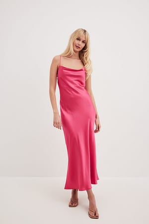 Pink Lejąca sukienka maxi z paskami z tyłu