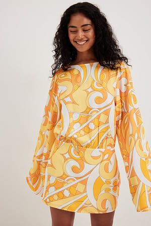 Orange Print Kjole med åben ryg og brede ærmer