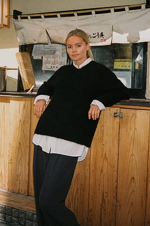 Black Sweater i uldblanding med v-hals