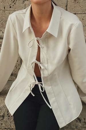 White Kudottu paitapusero solmuyksityiskohdalla