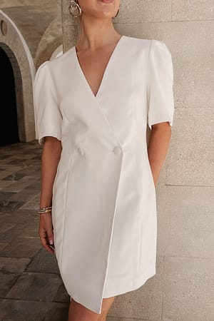 White Dwurzędowa tkana sukienka mini