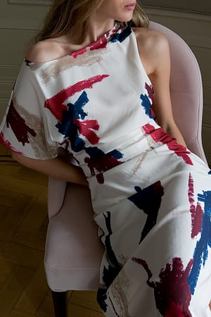 Print Vävd asymmetrisk enärmad klänning med draperad detalj
