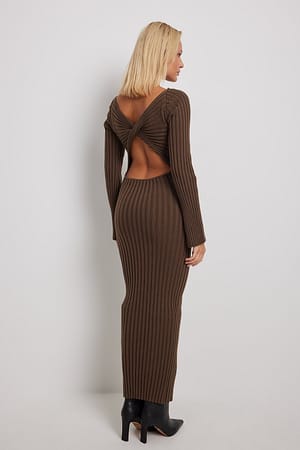Brown Slå-om strikket kjole med detaljer på ryg