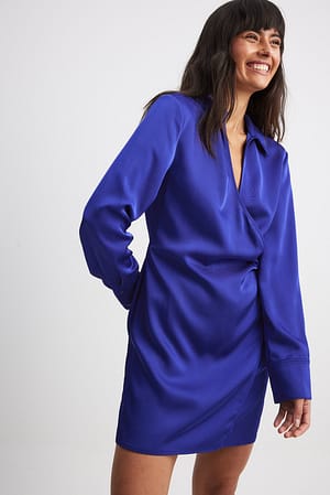 Blue Slå om-miniskjortekjole i satin