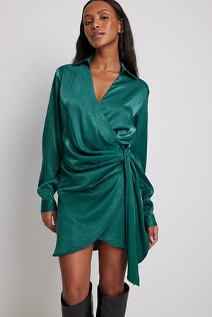 Emerald Green Skjortekjole i sateng med omslag