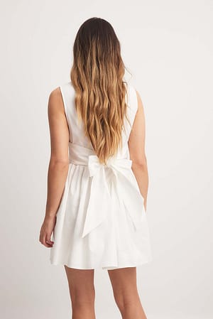 White Mini-jurk met strikdetail en diepe rug