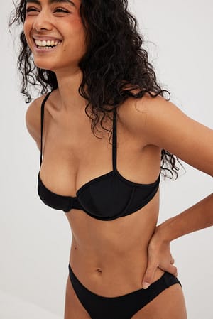 Black Bikini-Oberteil mit mittelgroßen Körbchen