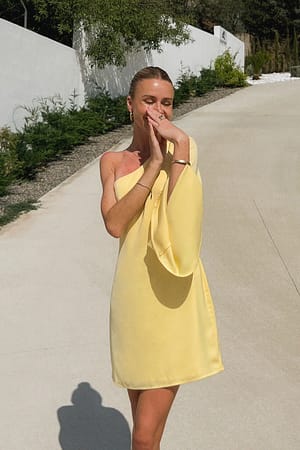 Yellow Fließendes einseitig schulterfreies Kleid
