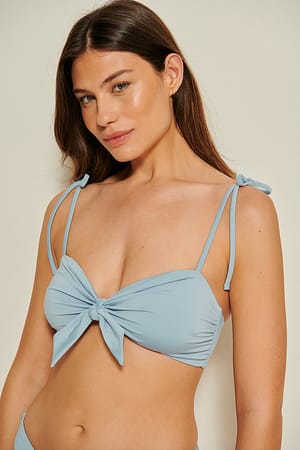 Dusty Blue Recyceltes Bikini-Oberteil mit Schnürung vorne