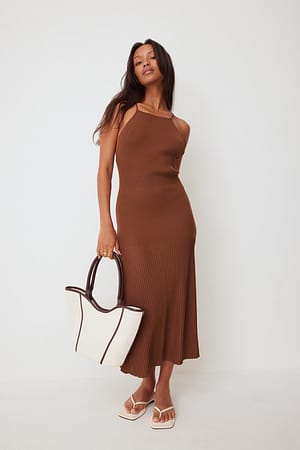 Brown Ribgebreide jurk met gekruiste rug