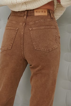 Washed Brown Jeans mit hoher Taille und ungenähtem Saum