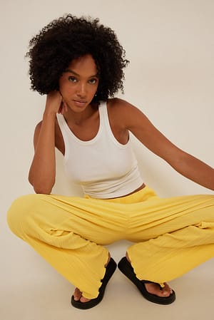Yellow Pantaloni plissettati con elastico in vita