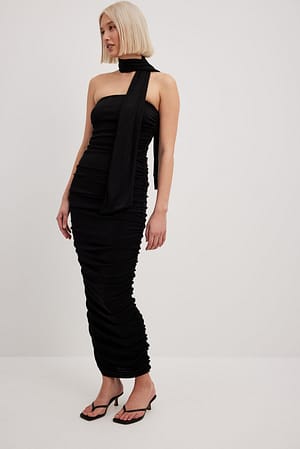Black Gerüscht Kleid mit einem Schal-Detail