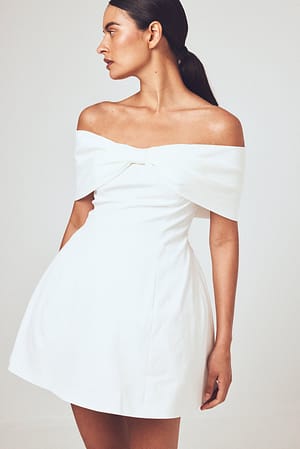 White Mini-jurk met strikdetail en off-shoulder