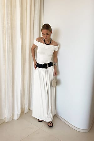 Offwhite Maxi-jurk met lage taille en off-shoulder