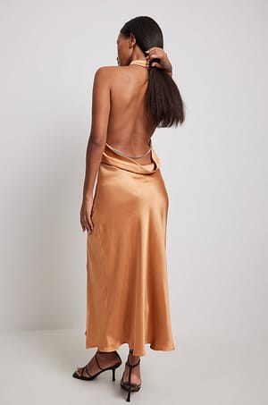 Light Rust Satin-Kleid mit offenem Rücken und Strass-Detail