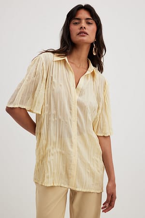 Light Yellow Strukturiertes Oversize-Shirt mit kurzen Ärmeln