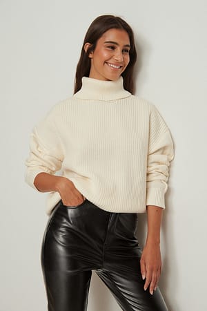 Offwhite Gerecycleerde sweater hoge halslijn en detail op de mouw